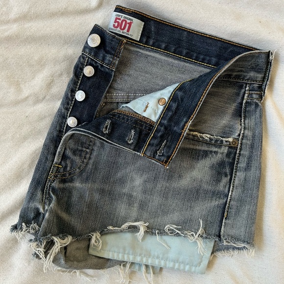 Levi’s Denim 501 Jean Cutoff Short - Picture 2 of 4